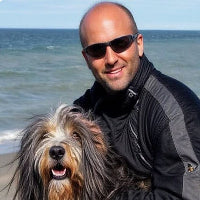 Gruenderfoto von Mann mit Hund, Glatze und Sonnenbrille